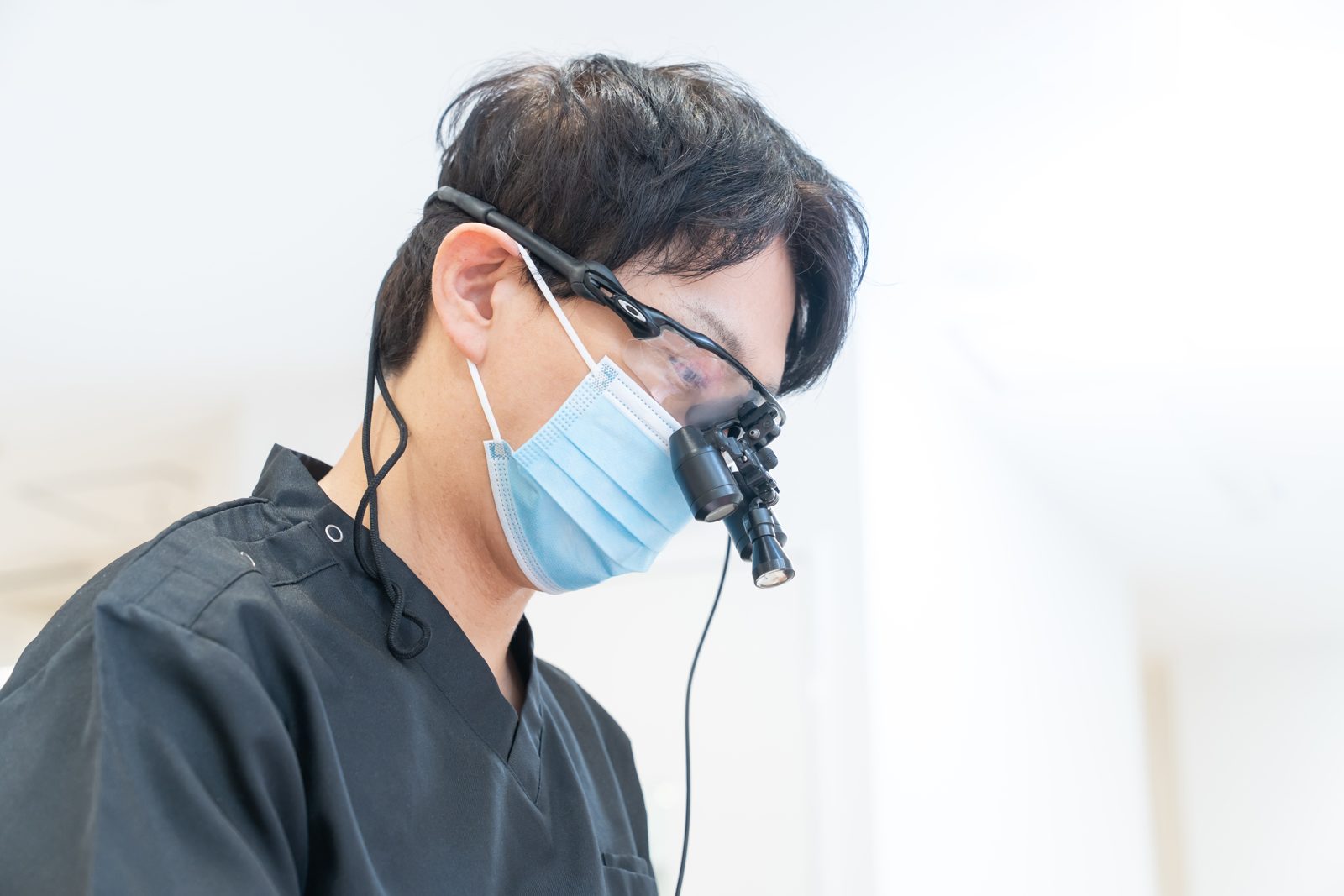 高倍率ルーペを装着した歯科医師