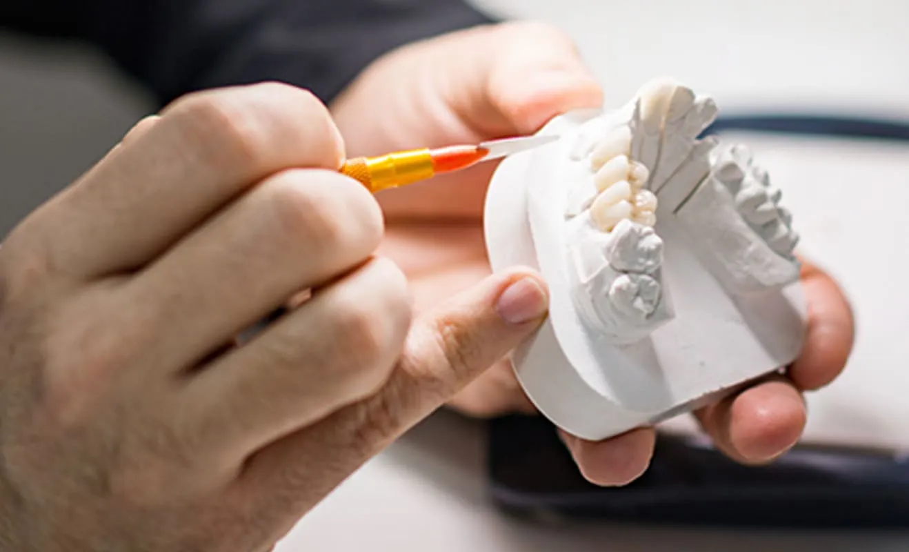 国内技工士との連携で高品質で美しい審美治療。