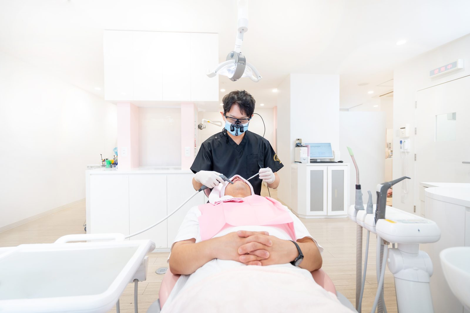 歯科医師がお口の状態を確認する様子