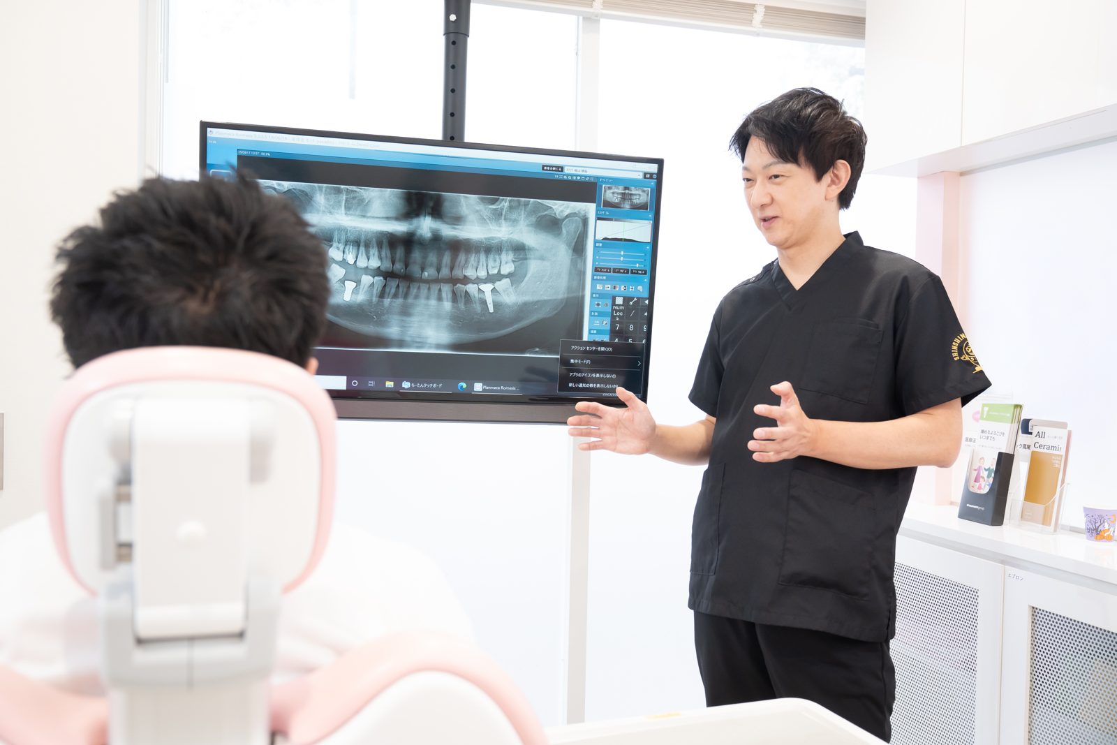 歯科医師が患者さまに説明する様子
