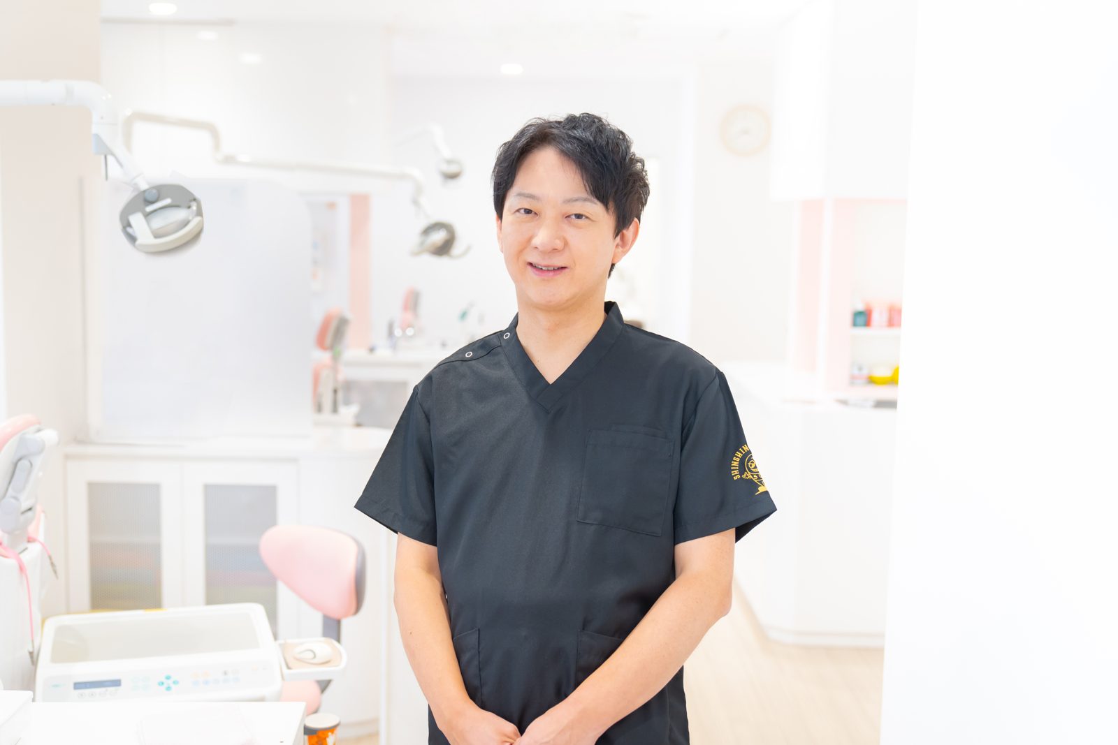 診療室でご相談をお受けする歯科医師